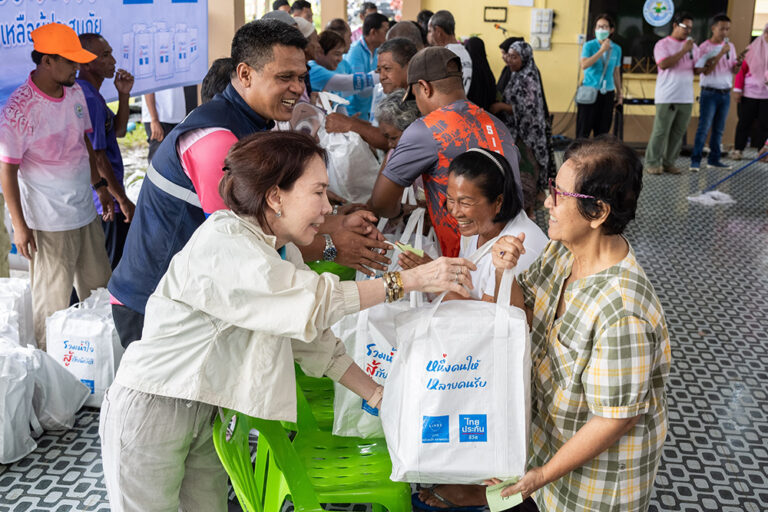 ไทยประกันชีวิต ร่วมกับมูลนิธิหนึ่งคนให้ หลายคนรับ มอบถุงยังชีพช่วยเหลือผู้ประสบอุทกภัย จ.นราธิวาส