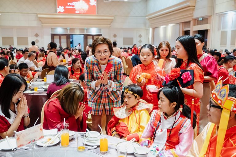 ดร.ยุ้ย แจกไม่อั้น จัดเต็มเลี้ยงตรุษจีนครอบครัวเสนาฯ ถือโอกาสเดินขอบคุณพนักงานและพาร์ทเนอร์กว่า 1,700 คน ด้วยตัวเอง