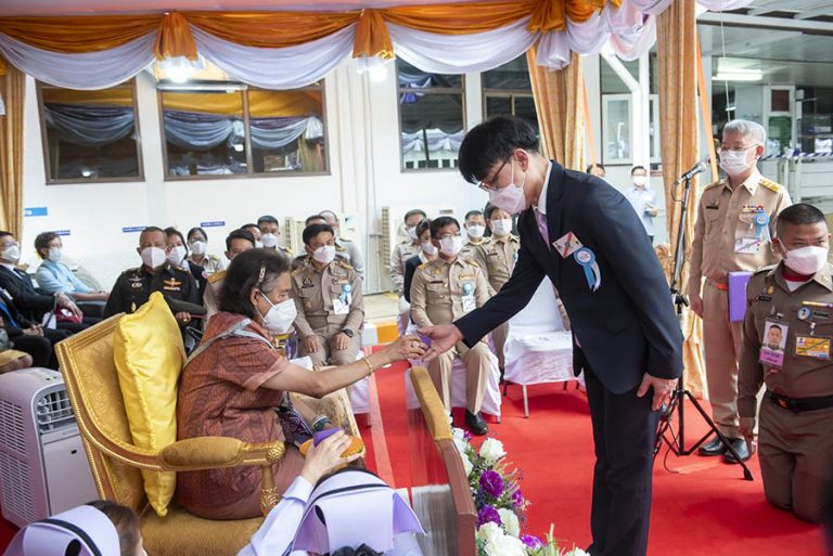 สมเด็จพระกนิษฐาธิราชเจ้า กรมสมเด็จพระเทพรัตนราชสุดาฯ สยามบรมราชกุมารี เสด็จพระราชดำเนินไปทรงเปิดอาคารกรุงเทพประกันภัย โรงพยาบาลอุ้มผาง จังหวัดตาก