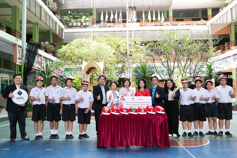 พรูเด็นเชียล ประเทศไทย ร่วมกับ คปภ. มอบหมวกนิรภัยให้เด็กนักเรียน รณรงค์ความปลอดภัยทางถนน