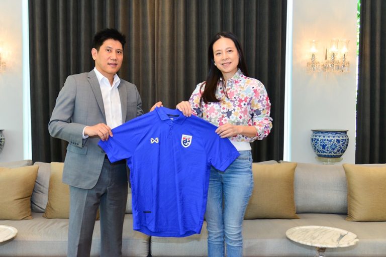 TOA สุดปัง! ทุ่ม 8.4 ล้าน เช่าเหมาลำ ขนทัพทีมช้างศึกไทย ดวลแข้งจีน สู้ศึกคัดเลือกฟุตบอลโลก –‘มาดามแป้ง’ ขอบคุณจากใจ พร้อมเตรียมทีมให้ดีที่สุด