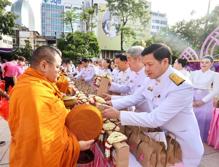 ออมสิน ทำบุญตักบาตรและถวายพระพรชัยมงคล เนื่องในโอกาสวันเฉลิมพระชนมพรรษาสมเด็จพระนางเจ้าฯ พระบรมราชินี