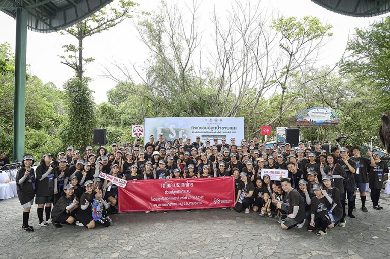 เอไอเอ ประเทศไทย นำทีมพนักงานอาสาสมัคร พร้อมใจปลูกป่าชายเลน ในงานกิจกรรมการปลูกป่าชายเลน เนื่องในวันประกันชีวิตแห่งชาติ ครั้งที่ 23 ประจำปี 2567