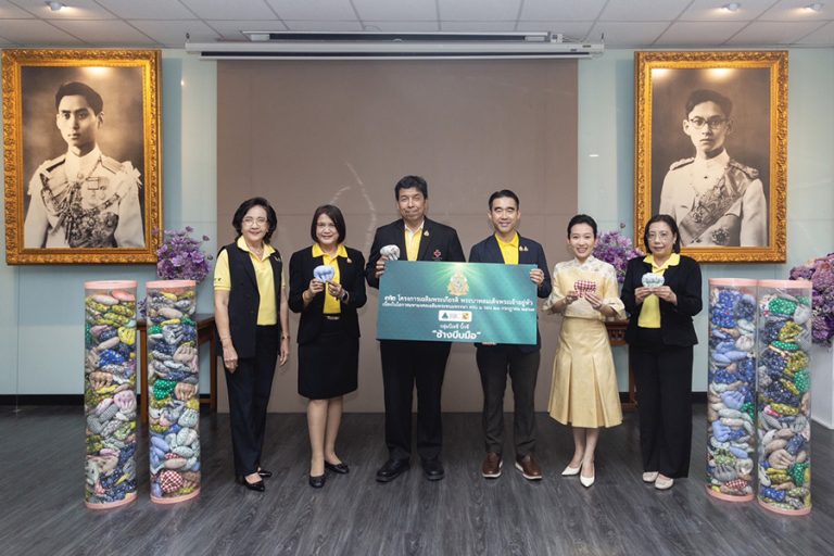 กลุ่มบีเจซี บิ๊กซี ส่งมอบรายชื่อผู้ประสงค์อุทิศร่างกาย และ ตุ๊กตาช้างบีบมือ แก่โรงพยาบาลจุฬาลงกรณ์ สภากาชาดไทย