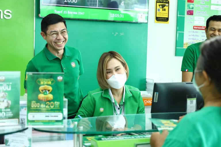 ผู้จัดการ ธ.ก.ส. ตรวจเยี่ยมการเปิดจำหน่ายสลากทวีสิน ชุดมรกต และพบปะลูกค้า จังหวัดประจวบคีรีขันธ์