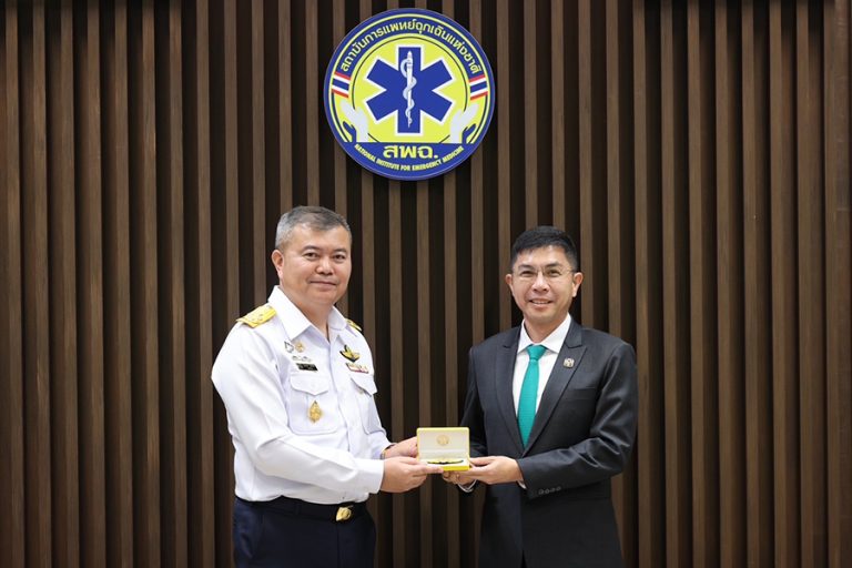 ผู้จัดการ ธ.ก.ส. รับประกาศนียบัตร และเครื่องหมายปีกกิตติมศักดิ์เฮลิคอปเตอร์การแพทย์ฉุกเฉิน