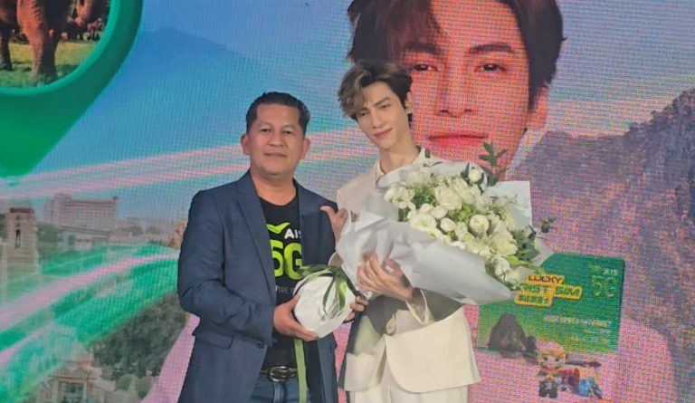 เซ็นทรัลเวิลด์ แตก! แฟนคลับแห่ต้อนรับ “หลัว อวิ๋น ซี” ซุปตาร์แดนมังกร ลัดฟ้ามาไทย ในแคมเปญ Trip.com x AIS5G Most Preferred Network