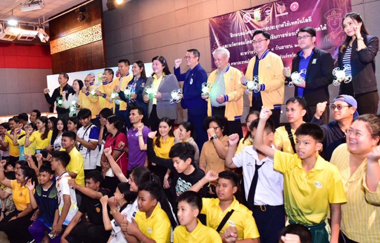 อบจ.นครศรีธรรมราช ส่งเสริมการเรียนรู้เทคโนโลยีปัญญาประดิษฐ์ นำโดรนแปรอักษรถ่ายทอดความรู้ให้กับเยาวชนและทีมงานส่งเสริมการท่องเที่ยว