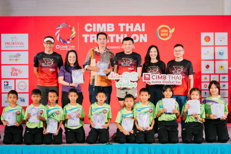“CIMB THAI TRIATHLON 2024” -ไตรกีฬารักษ์โลก เปลี่ยนเสื้อไตรกีฬาสู่เสื้อนักเรียน ส่งมอบให้ ร.ร.และน้องๆ ที่ขาดแคลนทุนทรัพย์