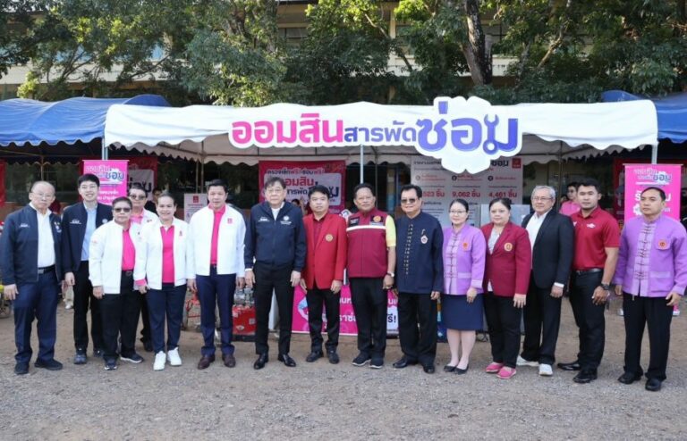 รมว.คลัง ตรวจเยี่ยมโครงการ “ออมสินสารพัดซ่อม” จัดงบกว่า 10 ลบ. ช่วยฟื้นฟูหลังน้ำลด ระดมครู-นักศึกษาช่าง บริการซ่อมฟรี! มอเตอร์ไซค์ เครื่องใช้ครัวเรือน