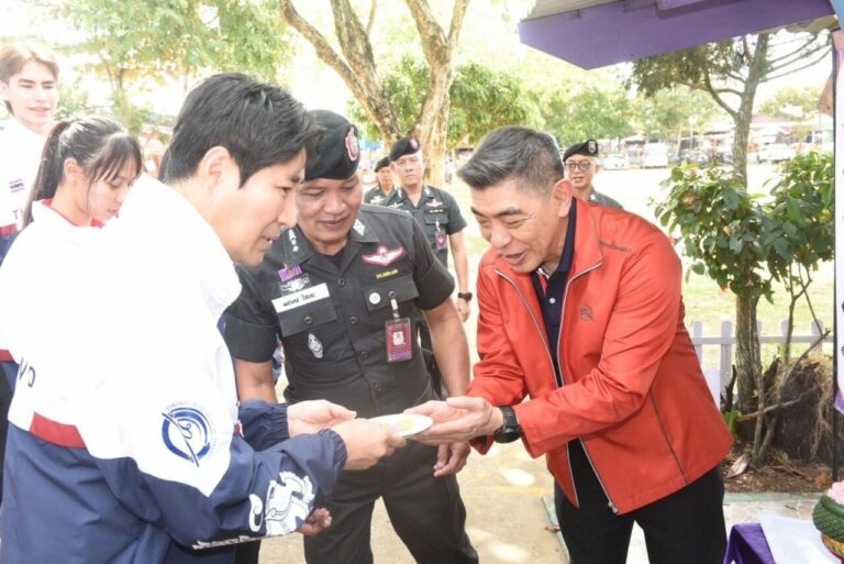 “โค้ชเช” ขวัญใจชาวไทย ร่วมกับ ธอส. มอบอาคารเรียนอนุบาล ณ โรงเรียนตำรวจตระเวนชายแดนบ้านนายาว จังหวัดฉะเชิงเทรา