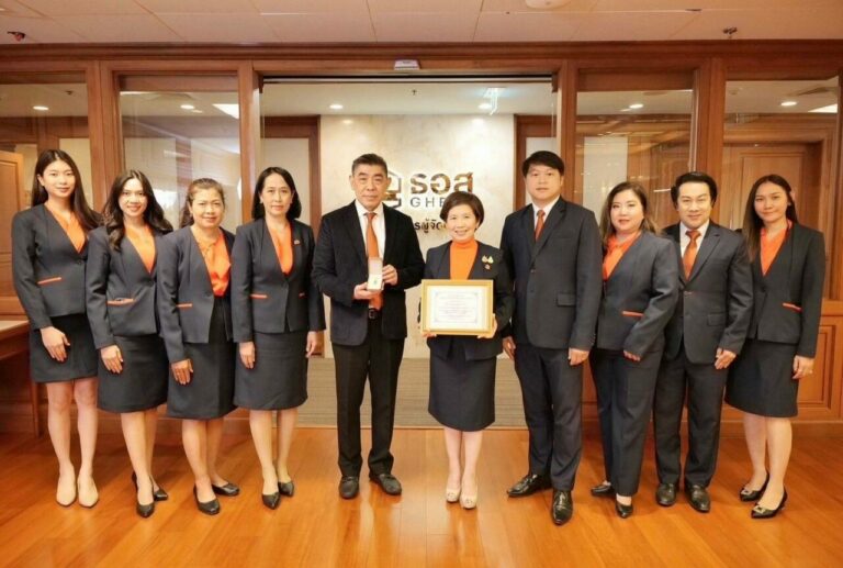 ธอส. เข้าเฝ้าทูลละอองพระบาท สมเด็จพระกนิษฐาธิราชเจ้า กรมสมเด็จพระเทพรัตนราชสุดาฯ สยามบรมราชกุมารี รับพระราชทานเข็มที่ระลึกในงาน “เปิดบ้านมูลนิธิ (Open House) : แสงสว่างสู่ทางฝัน” ณ มูลนิธิช่วยคนตาบอดแห่งประเทศไทย ในพระบรมราชินูปถัมภ์