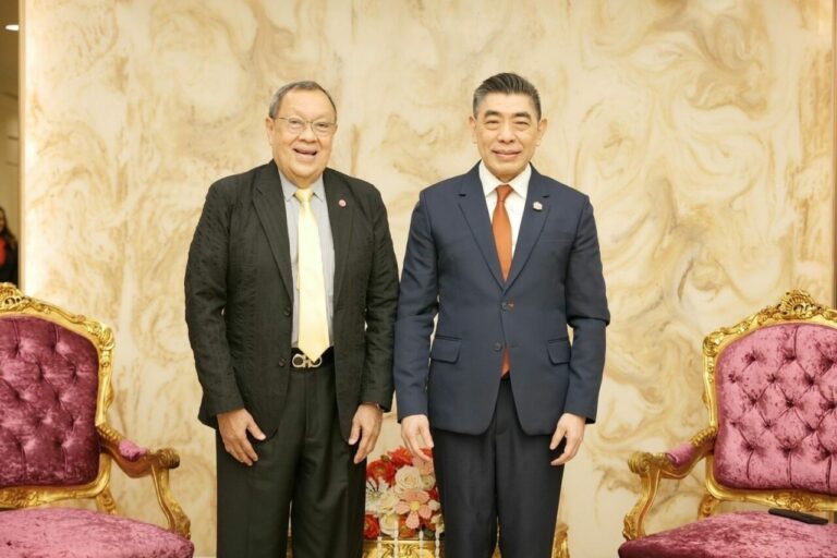 คณะผู้บริหารสมาคมคนตาบอดแห่งประเทศไทย และ มูลนิธิช่วยคนตาบอดแห่งประเทศไทย ในพระบรมราชินูปถัมภ์เข้าพบกรรมการผู้จัดการ เพื่อแสดงความขอบคุณธนาคารอาคารสงเคราะห์