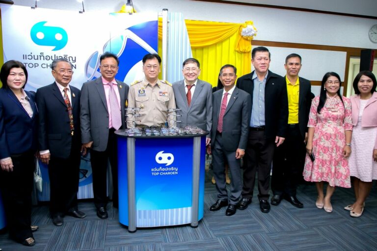 แว่นท็อปเจริญ เข้ารับประกาศเกียรติคุณ จากศาลแรงงานภาค 1 จังหวัดสระบุรี พร้อมลงพื้นที่ให้บริการตรวจวัดสายตาและตัดแว่นประกอบเลนส์ให้แก่ประชาชน
