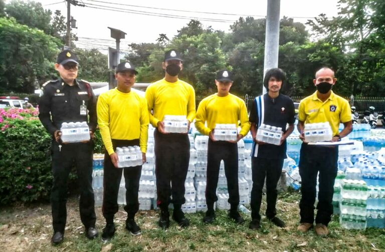 กรุงไทย-แอกซ่า ประกันชีวิต ร่วมปันน้ำใจ มอบน้ำดื่ม จำนวน 1,000 ขวด ช่วยเหลือผู้ประสบภัยแผ่นดินไหว และเจ้าหน้าที่ที่ช่วยเหลือผู้ที่ได้รับผลกระทบ ให้แก่เทศกิจเขตจตุจักร