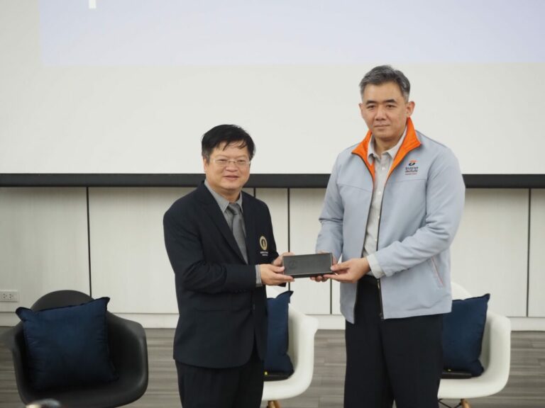 ธนชาตประกันภัย รับมอบของที่ระลึกจากมหาวิทยาลัยมหิดล แทนคำขอบคุณในฐานะผู้สนับสนุนทุนการศึกษาโครงการสร้างนักคณิตศาสตร์ประกันภัย