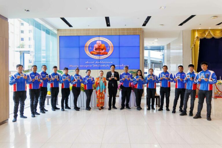 ทิพยประกันภัย เสริมพลังใจช่วงเทศกาลสงกรานต์ มอบสติ๊กเกอร์หลวงปู่ทวด เตือนใจไม่ประมาท