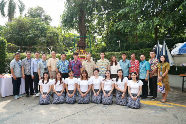 กรุงเทพประกันภัย จัดพิธีทำบุญในโอกาสครบรอบ 78 ปี พร้อมกับพิธีรดน้ำดำหัวขอพรจากผู้บริหาร เพื่อสืบสานประเพณีไทย