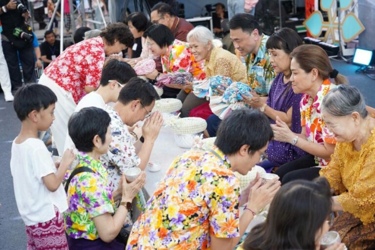 ม่วนซื่นสงกรานต์ไทย! ไอคอนสยามจัดพิธีรดน้ำดำหัวสุดอบอุ่น ประชาชนแห่เล่นน้ำไม่ขาดสาย