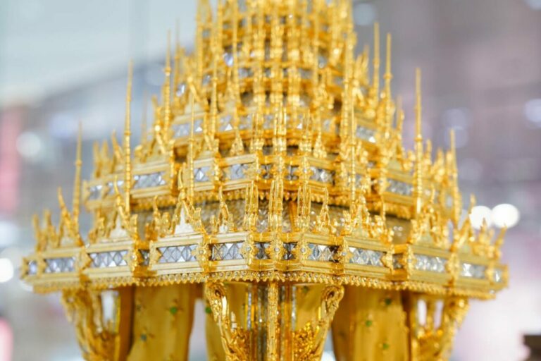 ไอคอนสยาม เชิญชมนิทรรศการ บุษบกเกริน (จำลอง)สถาปัตยกรรมทรงปราสาทในประวัติศาสตร์ไทยเชิดชูภูมิปัญญาช่างไทยโบราณและแสดงศักยภาพของช่างหัตถศิลป์ไทยรุ่นใหม่