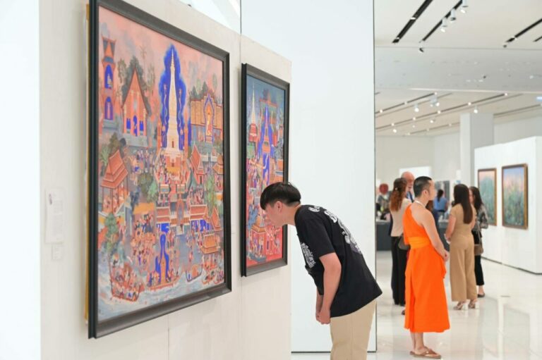 ไอคอนสยาม ขอเชิญร่วมค้นหา สำรวจ และตีความ “ความเป็นไทย”ผ่านงานศิลปะในมุมมองของศิลปินรุ่นเยาว์ จากมหาวิทยาลัยเพาะช่างฯวันนี้ – 16 เมษายน 2568