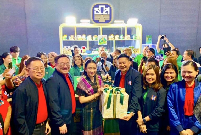 นายกรัฐมนตรี เยี่ยมชมบูธ ธ.ก.ส. ในงาน “ส่งตรงโอกาสถึงชุมชน โดยชุมชน เพื่อชุมชน”  