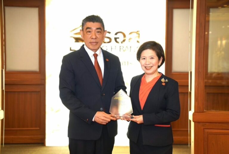 ธอส. รับมอบโล่ จาก มูลนิธิธรรมาภิบาลทางการแพทย์ ณ โรงพยาบาลเจ้าพระยายมราช อำเภอเมืองสุพรรณบุรี จังหวัดสุพรรณบุรี 