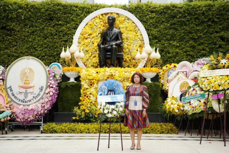 ธพว. ร่วมพิธีวางพวงมาลาถวายสักการะ พระบรมราชานุสาวรีย์ รัชกาลที่ 8 เนื่องในวันอานันทมหิดล 