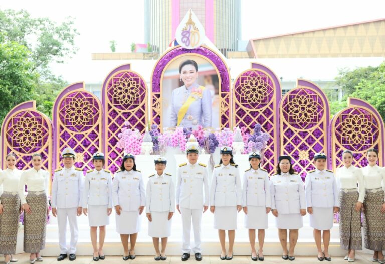ออมสิน ทำบุญตักบาตรและถวายพระพรชัยมงคล เนื่องในโอกาสวันเฉลิมพระชนมพรรษาสมเด็จพระนางเจ้าฯ พระบรมราชินี