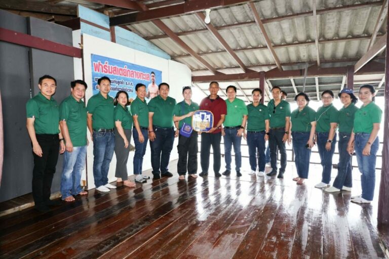 ธ.ก.ส. เยี่ยมชมฟาร์มเลี้ยงหอยนางรมผู้ใหญ่มนัส ฟาร์มสเตย์กลางทะเล จ.ตราด