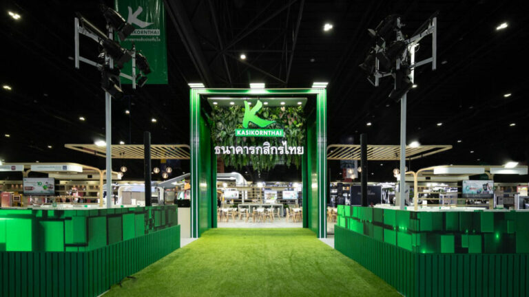 กสิกรไทย ริเริ่มโครงสร้างงานกิจกรรมทางการตลาด ใช้บูธตัวต่อรักษ์โลกเป็นธนาคารแรก มุ่งหน้าสู่เป้าหมายการปล่อยก๊าซเรือนกระจกสุทธิเป็นศูนย์ในทุกมิติ