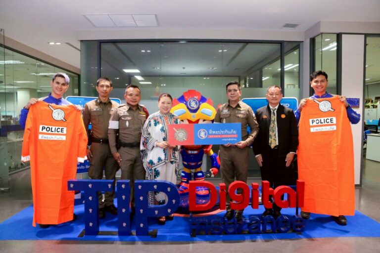 ทิพยประกันภัย ห่วงใยทุกชีวิตในสังคม มอบเสื้อกันฝนให้กับเจ้าหน้าที่ตำรวจ สน.ทุ่งมหาเมฆ และ สน.ทองหล่อ เพื่อใช้ปฏิบัติงานในช่วงหน้าฝน