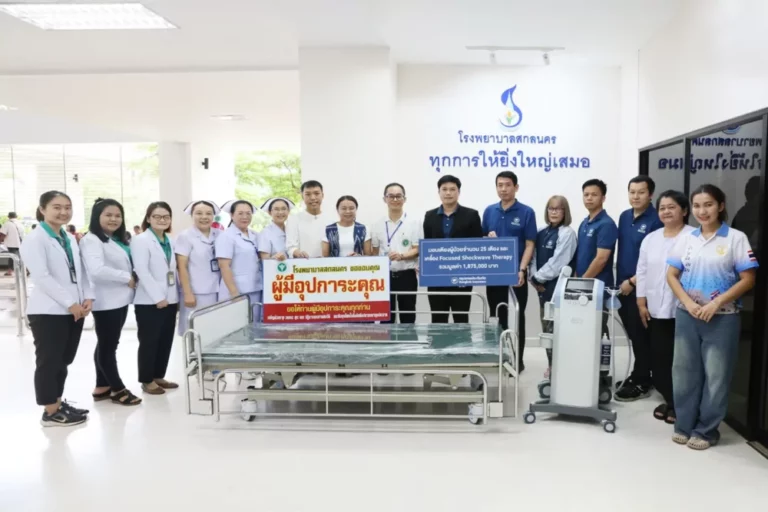 กรุงเทพประกันภัย มอบเตียงผู้ป่วยและอุปกรณ์ทางการแพทย์ รวมกว่า 1.8 ล้านบาท ให้แก่โรงพยาบาลสกลนคร เพื่อให้ประชาชนสามารถเข้าถึงการรักษาพยาบาลที่ได้มาตรฐาน