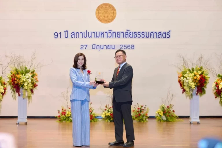 ผู้บริหารไทยประกันชีวิต รับโล่เกียรติยศศิษย์เก่าดีเด่น ม.ธรรมศาสตร์