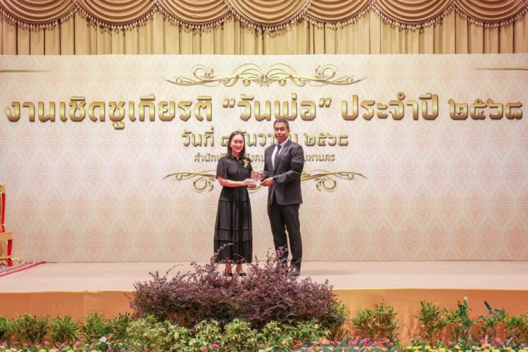 ชัย โสภณพนิช ได้รับการยกย่องเป็นพ่อตัวอย่างกรุงเทพมหานคร เขตสาทร จากการเป็นผู้นำครอบครัวและองค์กร รวมถึงทำคุณประโยชน์ต่อสังคมรอบด้าน