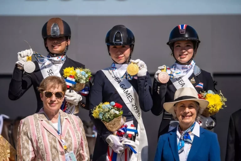 อินโดนีเซียคว้าเหรียญทองการแข่งขันกีฬาขี่ม้ากระโดด ข้ามเครื่องกีดขวางประเภททีม ศึกซีเกมส์ ครั้งที่ 33 ที่พัทยา