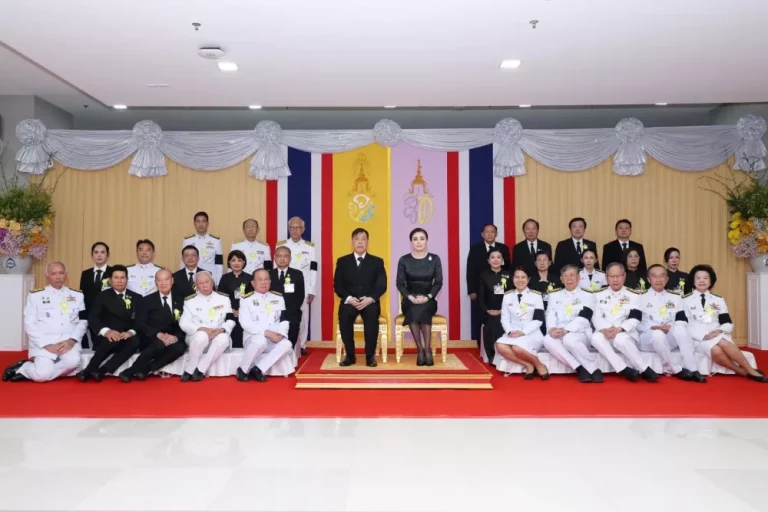 พระบาทสมเด็จพระเจ้าอยู่หัว และสมเด็จพระนางเจ้า ฯ พระบรมราชินี เสด็จพระราชดำเนินไปทรงเปิดพระราชานุสาวรีย์ สมเด็จพระมหิตลาธิเบศร อดุลยเดชวิกรม พระบรมราชชนก ประทับคู่ สมเด็จพระศรีนครินทราบรมราชชนนี ณ โรงพยาบาลศูนย์การแพทย์มหาวิทยาลัยแม่ฟ้าหลวง จ.เชียงราย