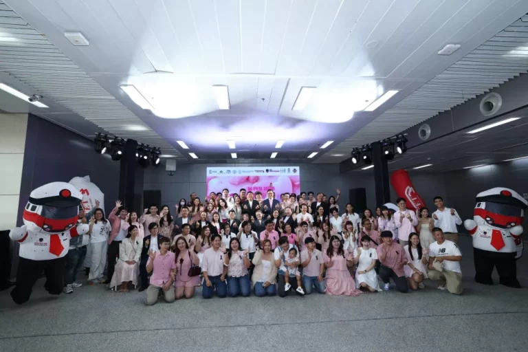 สายสีแดง จัดกิจกรรมจดทะเบียนสมรสลอยฟ้า ครั้งที่ 2 อย่างยิ่งใหญ่ พร้อมด้วย 30 คู่รักเข้าร่วมฉลองเทศกาลแห่งความรักอย่างชื่นมื่น