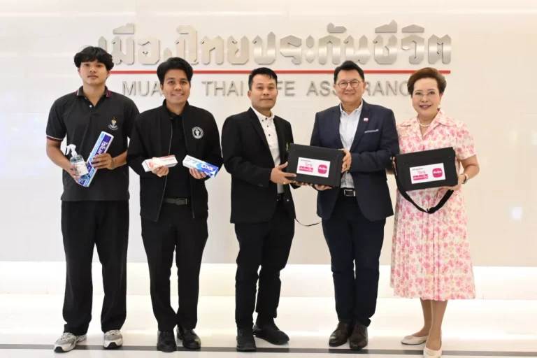 เมืองไทยประกันชีวิต และ มูลนิธิเมืองไทยยิ้ม มอบกระเป๋าเวชภัณฑ์พร้อมอุปกรณ์ปฐมพยาบาลเบื้องต้นเพื่อบริการผู้มาใช้ลานกีฬาในชุมชนเขตห้วยขวาง