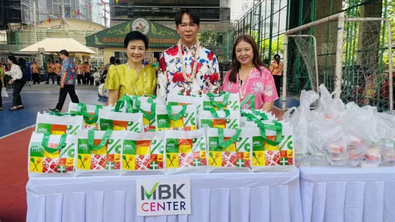 เอ็ม บี เค เซ็นเตอร์ มอบข้าวมาบุญครองส่งต่อสุขภาพที่ดีแก่ผู้สูงอายุ ในกิจกรรมสงกรานต์เขตปทุมวัน สานต่อนโยบาย MBK Care มุ่งสร้างคุณค่าร่วมกับชุมชนโดยรอบอย่างยั่งยืน