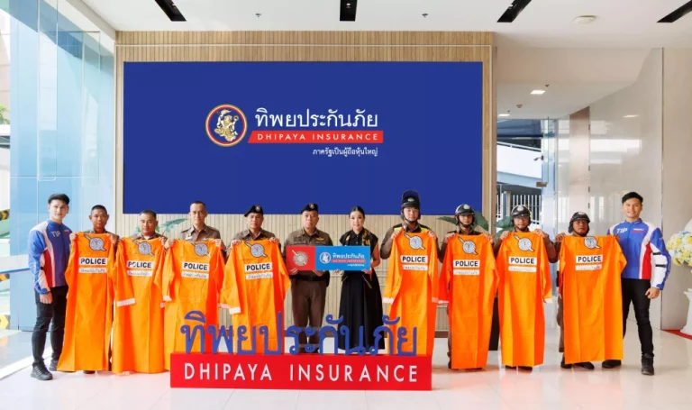 ทิพยประกันภัย ห่วงใยทุกชีวิตในสังคม มอบเสื้อกันฝนให้กับเจ้าหน้าที่ตำรวจ สน.ทุ่งมหาเมฆ เพื่อใช้ปฏิบัติงานในช่วงหน้าฝน