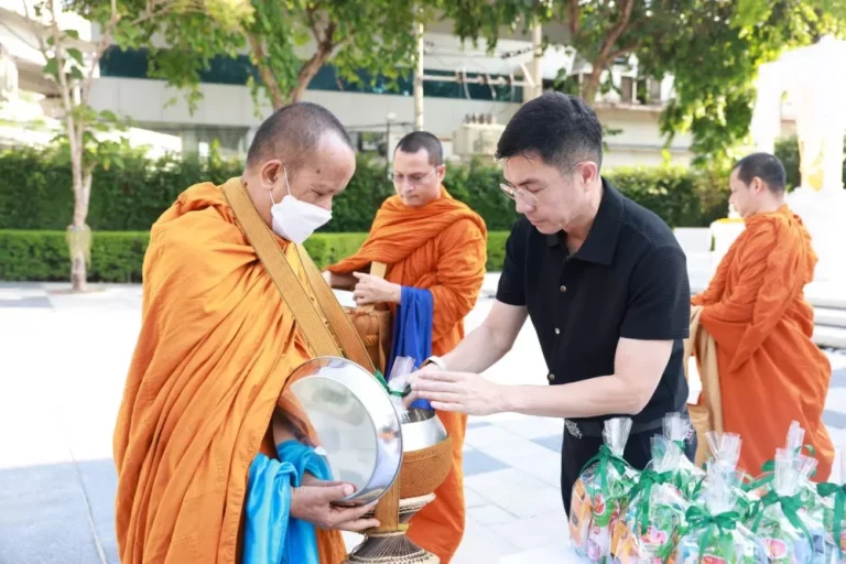 ธ.ก.ส. จัดกิจกรรมทำบุญตักบาตร เสริมสิริมงคลส่งท้ายปีบัญชี