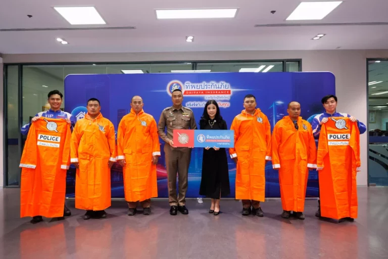ทิพยประกันภัย ส่งต่อความห่วงใย มอบเสื้อกันฝนและเสื้อกั๊กสะท้อนแสงแก่ตำรวจจราจร เสริมความปลอดภัยในการปฏิบัติหน้าที่